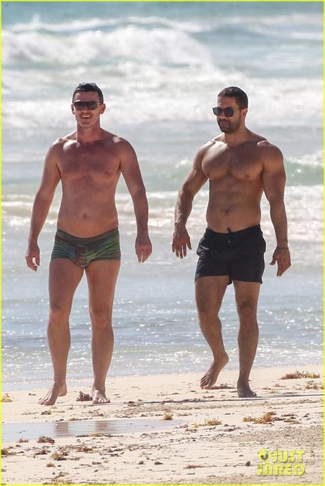 Una exhibición de músculos las fotos de Luke Evans y su novio en la playa