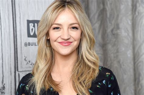 Snl Star Abby Elliott Says Talking About Her Emotionally Difficult