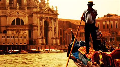 Romantic Gondola Ride In Venice Abercrombie And Kent
