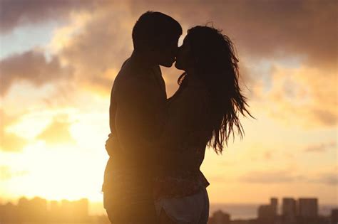 Pin By Quotes We Love ♥ On Cute Couples In Love Cute Couples Kissing