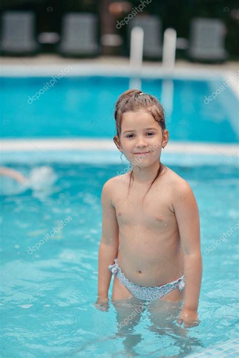 Niña En La Piscina Fotografía De Stock © Alekuwka 103574878