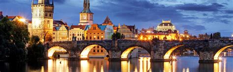 Und mit ihren 30 steinernen figuren und den beiden imposanten brückentürmen, die den „eingang zur brücke markieren, ist die karlsbrücke definitiv eine der schönsten und außergewöhnlichsten. Die Karlsbrücke ein wahrer Touristenmagnet in Prag