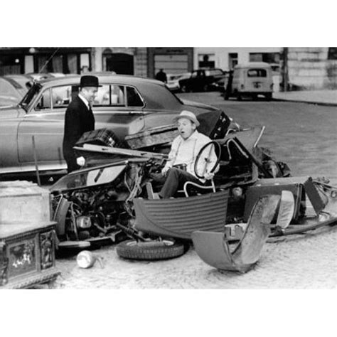 L'une des voitures du film détruite avant le tournage. Le Corniaud - 2Cv - Bourvil et Funès - Affiche 50x70 cm ...