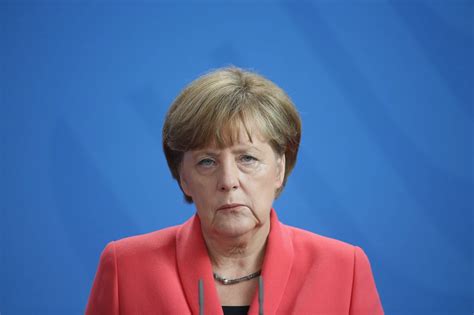 Angela Merkel Papageien Attacke Bei Pressetermin