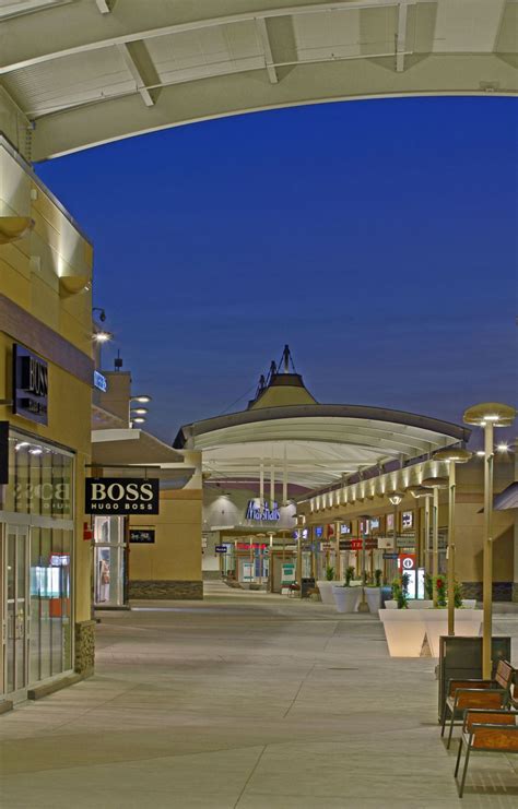 Niagara outlet shoppers protected by canopies - Construction Canada