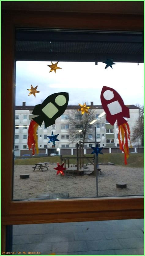 Kunst Grundschule Fensterdeko Raketen Zum Thema Weltraum Weltraum