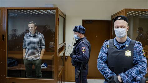 As Navalnys Health Declines Doctors Are Arrested In Russia The New York Times