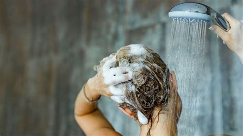 How To Wash Your Hair According To The Experts GoodTo