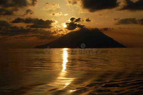 Litalie Volcan De Stromboli Au Lever De Soleil Photo Stock Image Du