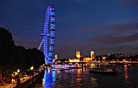 The first capsule hotel has come to the ukcredit: Destinations: London Eye