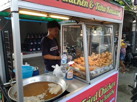 Tahu kentucky jogja / 5 fried chicken lokal jogja ini mantul banget harga murah tapi rasa dan jogja juga merupakan tujuan kuliner di indonesia. Cenk Fried Chicken, Ayam Goreng Kentucky di Jalan Pleret ...