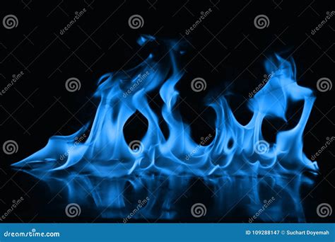 Blaue Flammen Des Feuers Als Abstraktes Backgorund Stockbild Bild Von