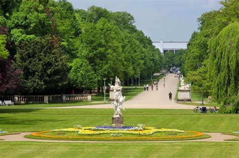 It is rectangular in shape and covers about 1.8 km². Grosser Garten Dresden | BUSREISEN.COM