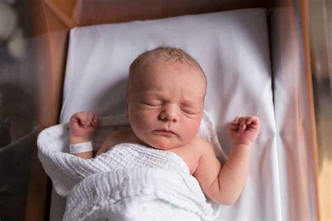 5 Tips For Taking Your Own Newborn Photos At The Hospital