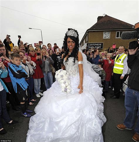 From the most extravagant wedding gowns to explosive celebrations and the madness that follows, my big fat american gypsy wedding takes you through the biggest bashes in gypsy culture. My Big Fat Gypsy Wedding: Britain's youngest gypsy bride ...