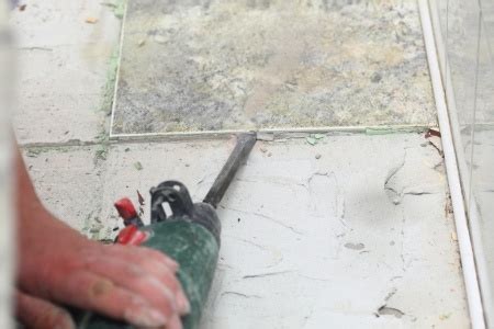 Die größere aufbauhöhe nach dem verlegen macht meist lediglich sollen nur einzelne fliesen entfernt werden, muss mit viel sorgfalt vorgegangen werden. Fliesen entfernen - Diese Möglichkeiten gibt es!