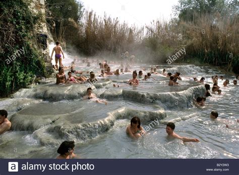 La leggendaria sorgente delle terme di saturnia, la bellezza della maremma toscana e il gusto della migliore cucina locale. terme di saturnia, tuscany, italy Stock Photo - Alamy