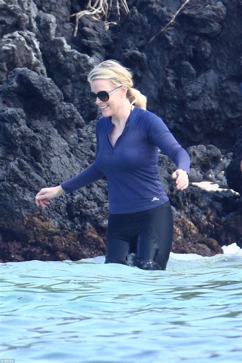 Megyn Kelly Enjoys Fun In The Sun On Hawaiian Vacation Daily Mail Online