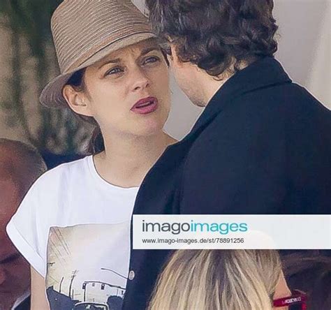 No Credit Marion Cotillard And Son Marcel And Louise Canet At The Restaurant During Jumping To