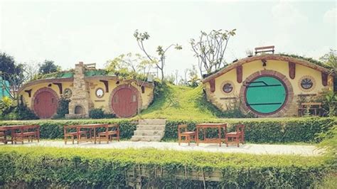 Tapi untuk wahana permainan dan spot selfie jam operasionalnya seperti di bawah ini ada beberapa rumah hobbit di paraland majalengka ini, keren juga untuk dijadikan background foto. Rumah Hobbit Paraland Resort : Grand Hotel Lembang Pilihan Menginap Di Kawasan Wisata Bandung ...