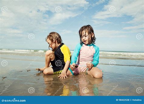 Bambine Che Giocano Sulla Spiaggia Vacanza Della Spiaggia Della Famiglia Fotografia Stock