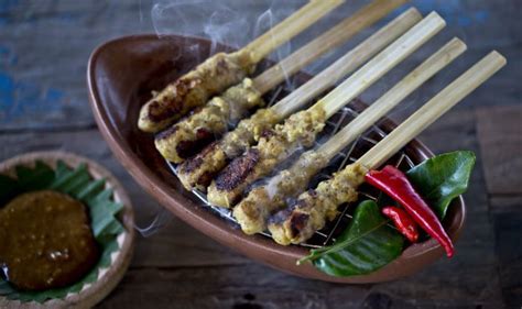 Dibuat dengan bumbu khas bali yang nikmat membuat tum ini cocok disantap dengan nasi hangat. Balinese recipes: How to Make Sate Lilit and Tum Bebek | Balinese recipe, Recipes, Sate