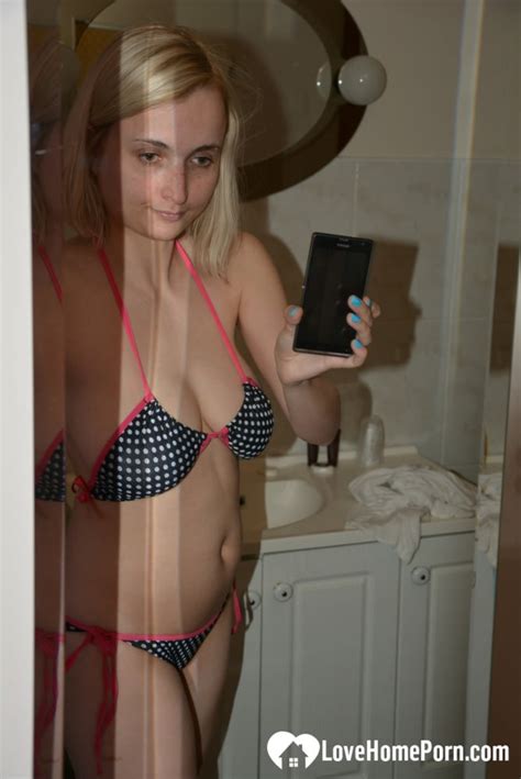 Bikini Milf Ayuda A Joven Modelo Con Su Micro Bikini Chicas Desnudas