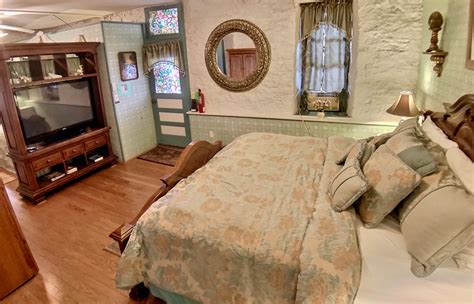 Piedmont House Hideaway Suite Cabins Cottages And Suites Eureka Springs