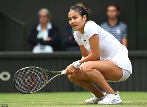 Emma Raducanu Limps Out Of Wimbledon In The Second Round Daily Mail Online