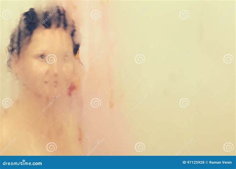La Fille Prend Une Douche Dans La Salle De Bains Photo Stock Image Du