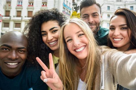 Groupe Multiracial Damis Prenant Le Selfie Photo Stock Image Du Heureux Photographie 79197760