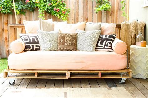 Outdoor Sofa Made From Reclaimed Pallets Pallet Patio Furniture Diy