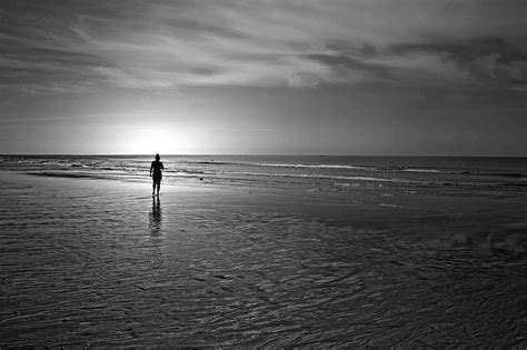 soledad caminando por la playa un atradecer | Frases de Amigos
