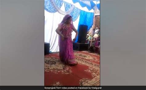 Viral Video Aunty Shaking Her Legs To Honey Singh Song Party All Night