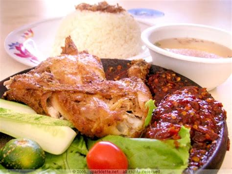 Jangan lupa untuk menambahkan lalapannya seperti kol, kacang panjang, daun kemangi, dan lain sebagainya sesuai selera. Makanan Tradisional Melayu: Nasi Ayam Penyet