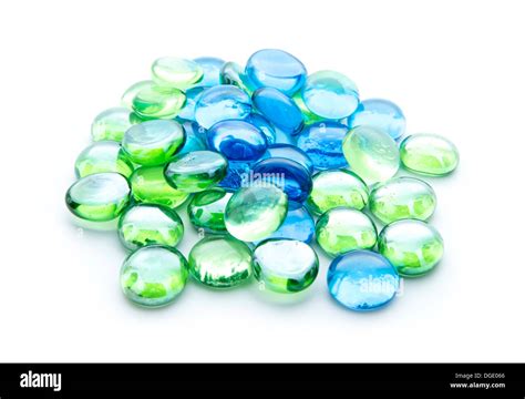 Microesferas De Vidrio Azul Y Verde Aislado Sobre Fondo Blanco