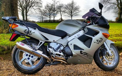 Essentially, what honda did with the new 800 is remarkable: Honda VFR800 RC46 (1998-01) Exhaust - GALLERY