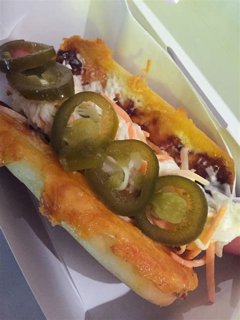 Iconic Pinks Hot Dogs From Hollywood Opens In Manila A Look At The Food