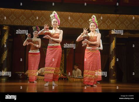 Classical Thai Dancers Performing In Bangkok Thailand Stock Photo Alamy