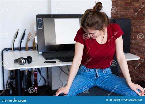 Kobieta Pracuje Przy Komputerem Zdjęcie Stock Obraz złożonej z krzesło wolny