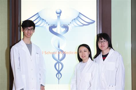 Jun 09, 2021 · 據東京奧會公布的數字，奧運頒獎台制作一共回收了24.5噸可再生塑料，相當於40萬個洗衣精瓶子，這些塑料一共被制成98個頒獎台，提供要舉行的878場頒獎儀式之用。 義守大學 校園圖庫網