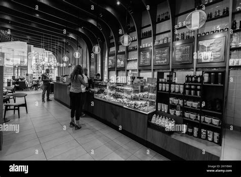 Dubai 15 De Octubre De 2014 Interior Del Starbucks Cafe En El Dubai Mall Starbucks Es La