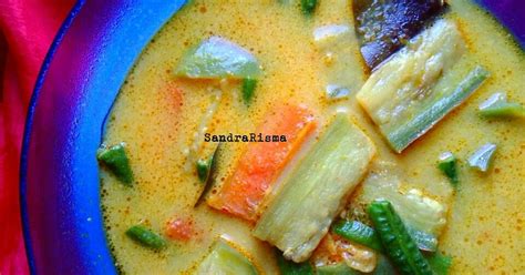 Sayur lodeh is an indonesian vegetable soup prepared from vegetables in coconut milk popular in indonesia, but most often associated with javanese cuisine. Resep Sayur Lodeh Terong Kacang Wortel oleh Sandra Risma ...