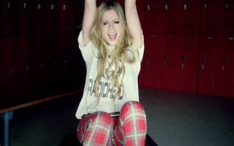 Avril Lavigne Retoma O Visual De Skater Girl Em Novo Clipe Veja