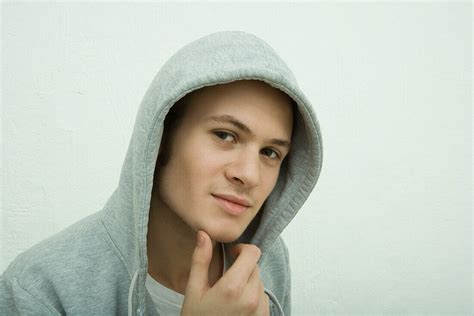 Young Man Wearing Hooded Sweatshirt Bild Kaufen 70358609 Lookphotos