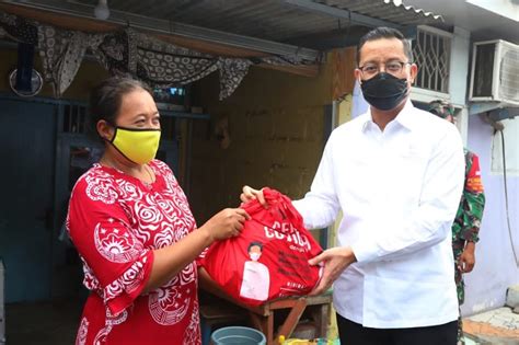 Kumpulan berita mensos terbaru hari ini. Mensos Juliari Blusukan ke Tiga Titik Distribusi di DKI ...