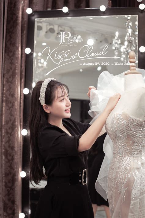 Phòng khách sang trọng và thoáng đãng. NTK Phạm Đăng Anh Thư và các thiết kế cưới lãng mạn như ...