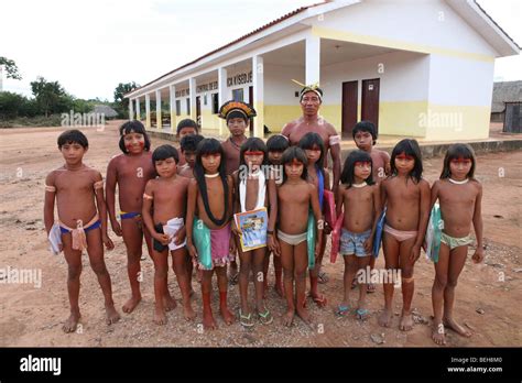 Indios Xingu Niña Fotografías E Imágenes De Alta Resolución Alamy