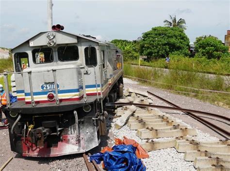 27 april 2010, pt keretapi indonesia memutuskan untuk menghentikan operasional kereta api. KERETA API TERGELINCIR DI SEGAMAT. SEMUA SELAMAT