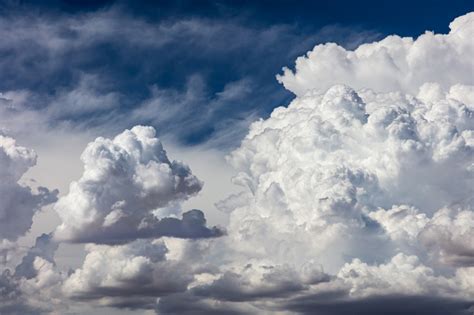 Closeup Awan Kumulus Langit Biru Di Latar Belakang Foto Stok Unduh